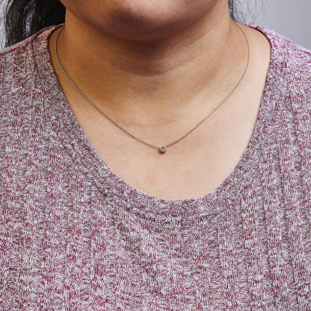 Collar con colgante solitario de oro de 10 quilates con diamantes redondos de talla brillante de 1/10 quilates y engaste moderno de bisel de 40 a 45 cm - Friggin Jewelry