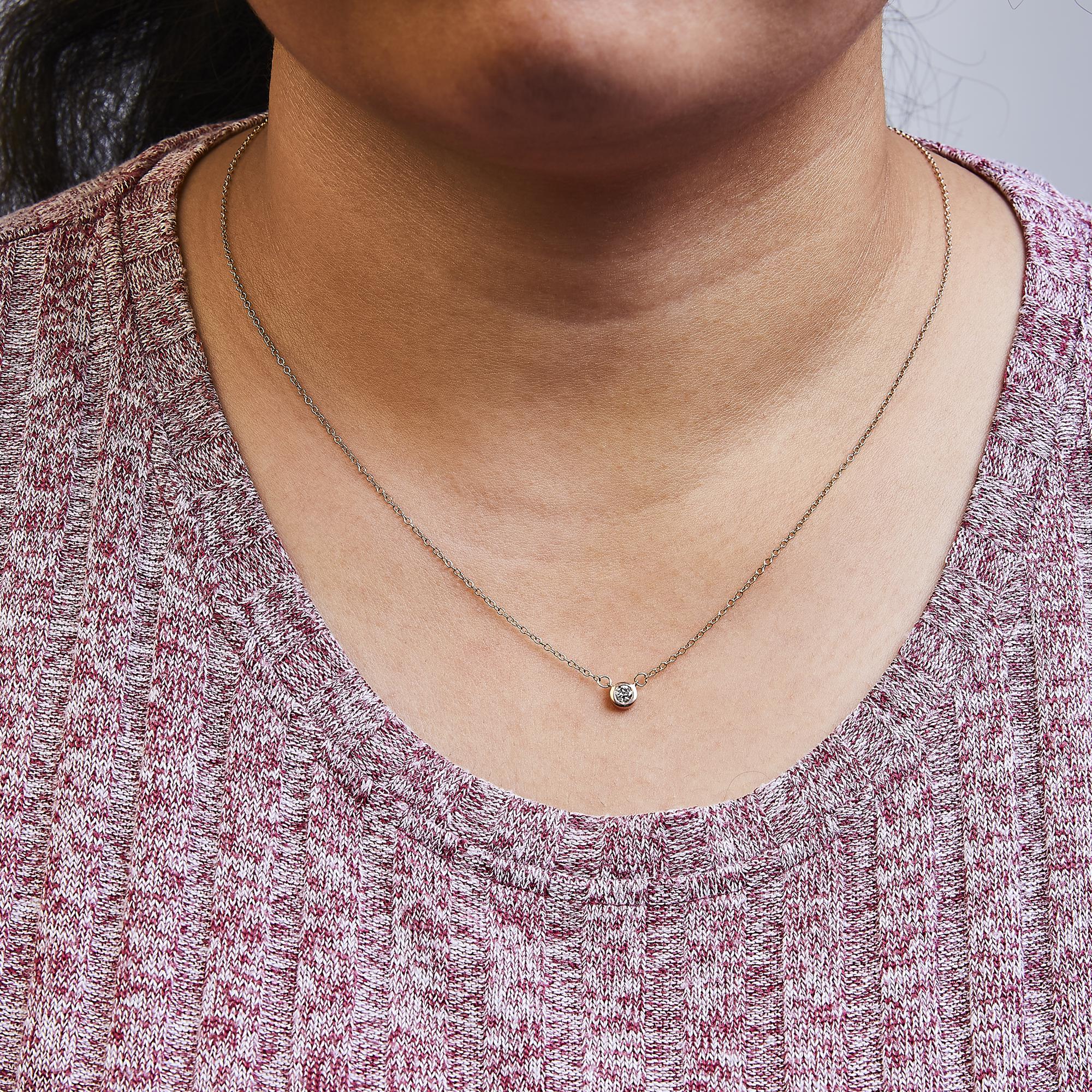 Collar con colgante solitario de oro de 10 quilates con diamante redondo de talla brillante engastado en bisel de 40,6 a 45,7 cm (color HI, claridad SI2-I1) - Friggin Jewelry