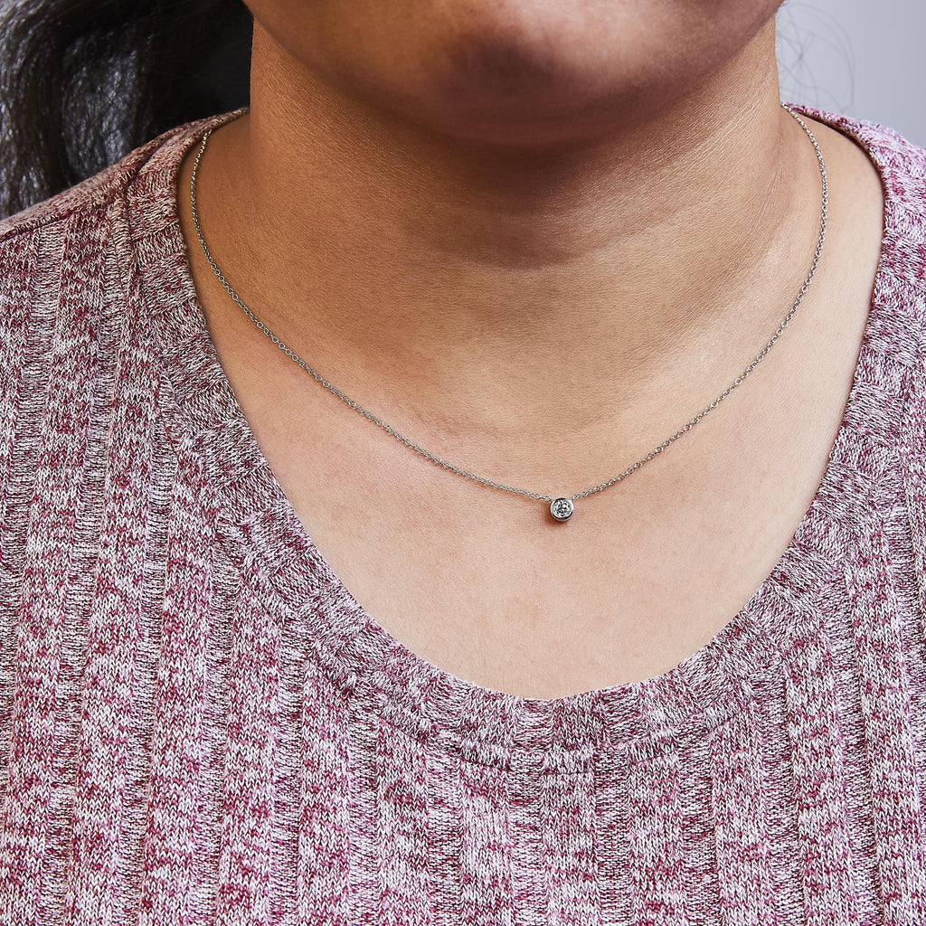 Collar con colgante solitario de oro de 10 quilates con diamante redondo de talla brillante engastado en bisel de 40,6 a 45,7 cm (color HI, claridad SI2-I1) - Friggin Jewelry