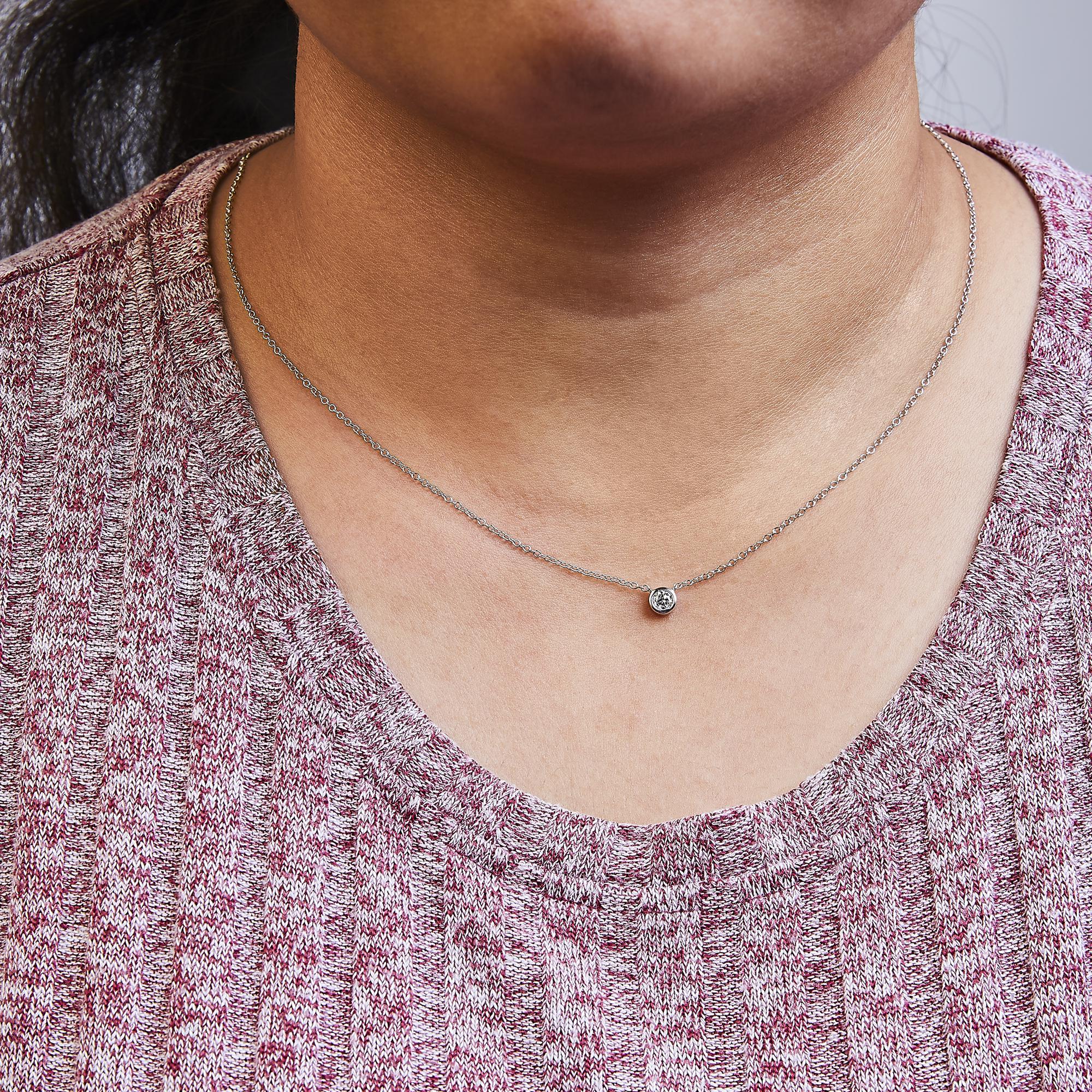 Collar con colgante solitario de oro de 10 quilates con diamante redondo de talla brillante engastado en bisel de 40,6 a 45,7 cm (color HI, claridad SI2-I1) - Friggin Jewelry