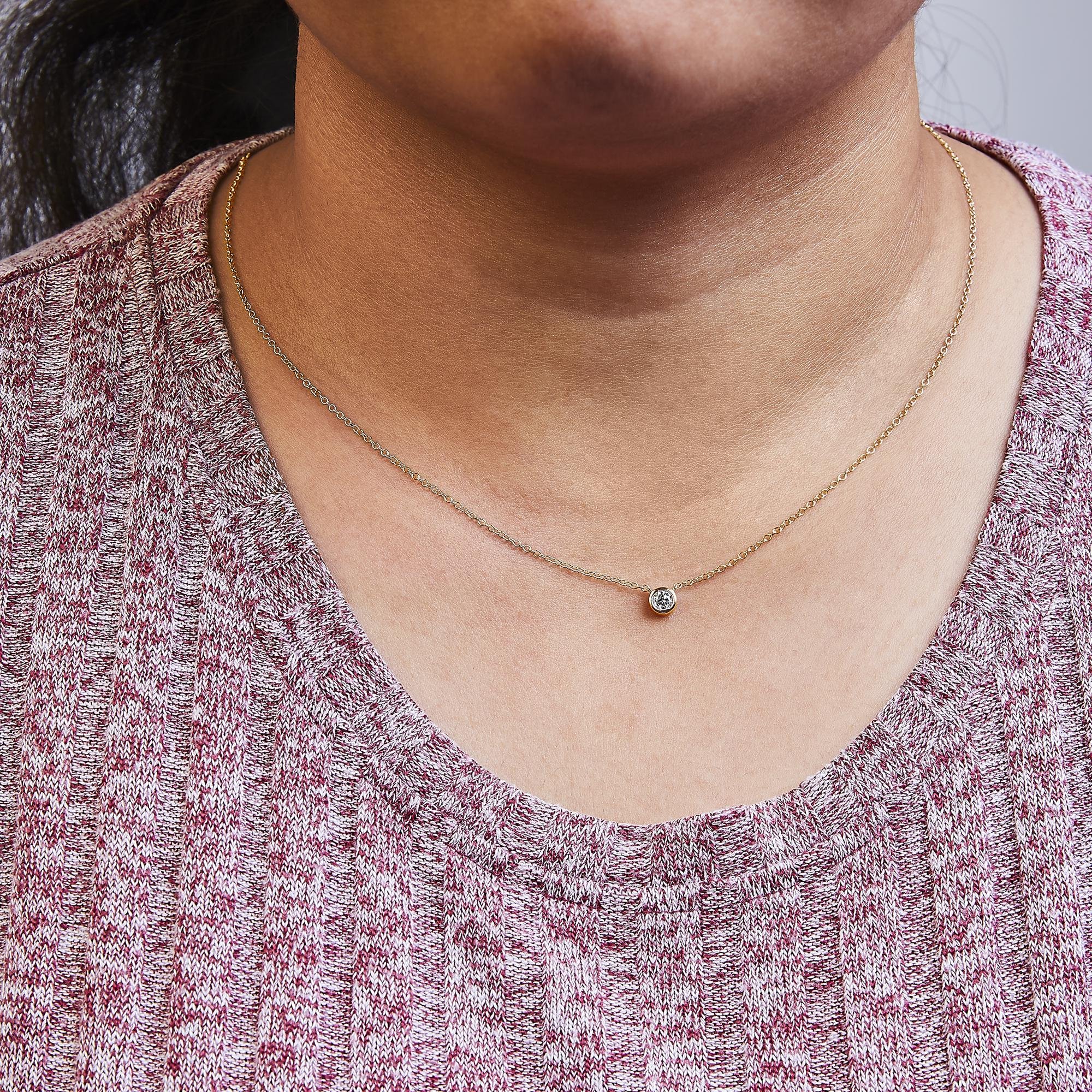 Collar con colgante solitario de oro de 10 quilates con diamante redondo de talla brillante engastado en bisel de 40,6 a 45,7 cm (color HI, claridad SI2-I1) - Friggin Jewelry