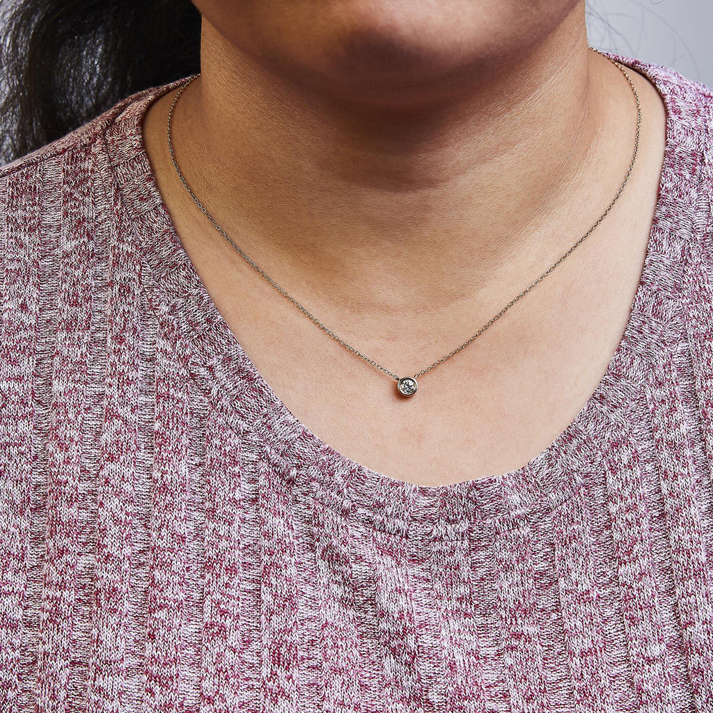 Collar con colgante solitario de oro de 10 quilates con diamante redondo de talla brillante engastado en bisel de 40,6 a 45,7 cm (color HI, claridad SI2-I1) - Friggin Jewelry