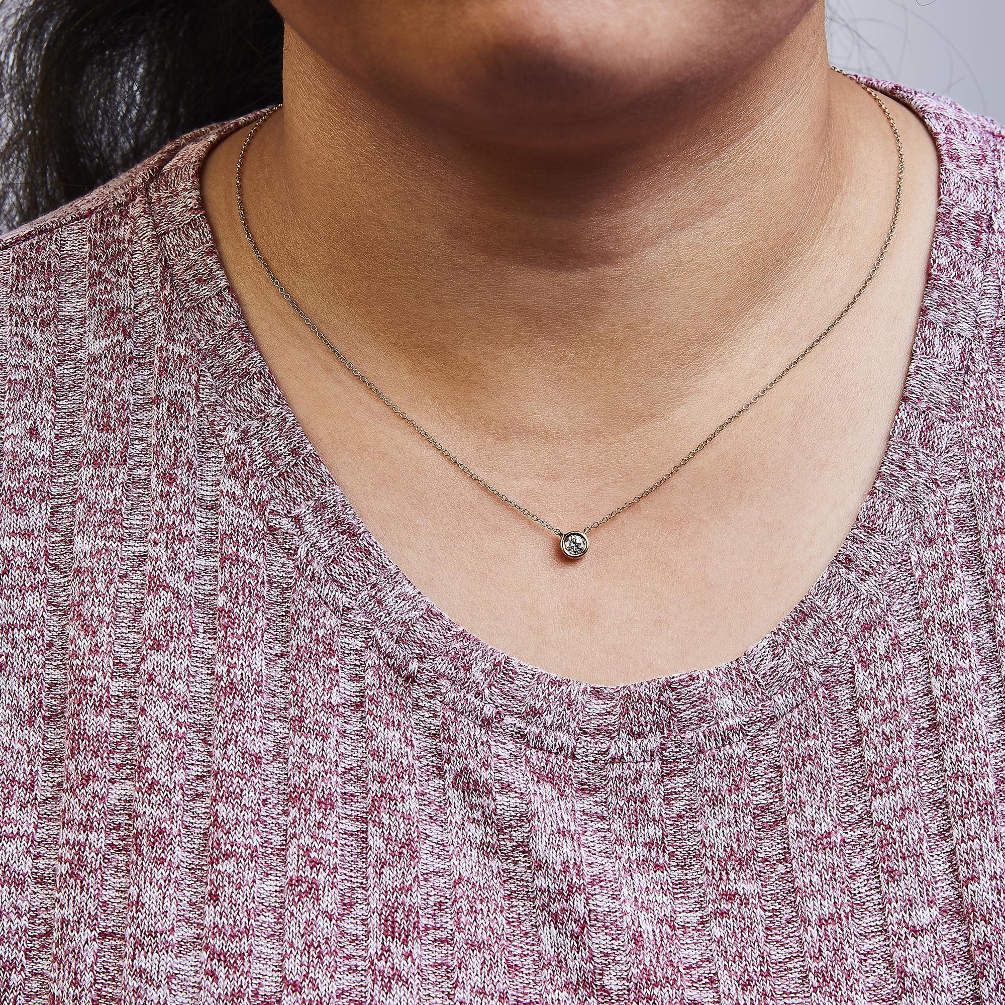 Collar con colgante solitario de oro de 10 quilates con diamante redondo de talla brillante engastado en bisel de 40,6 a 45,7 cm (color HI, claridad SI2-I1) - Friggin Jewelry