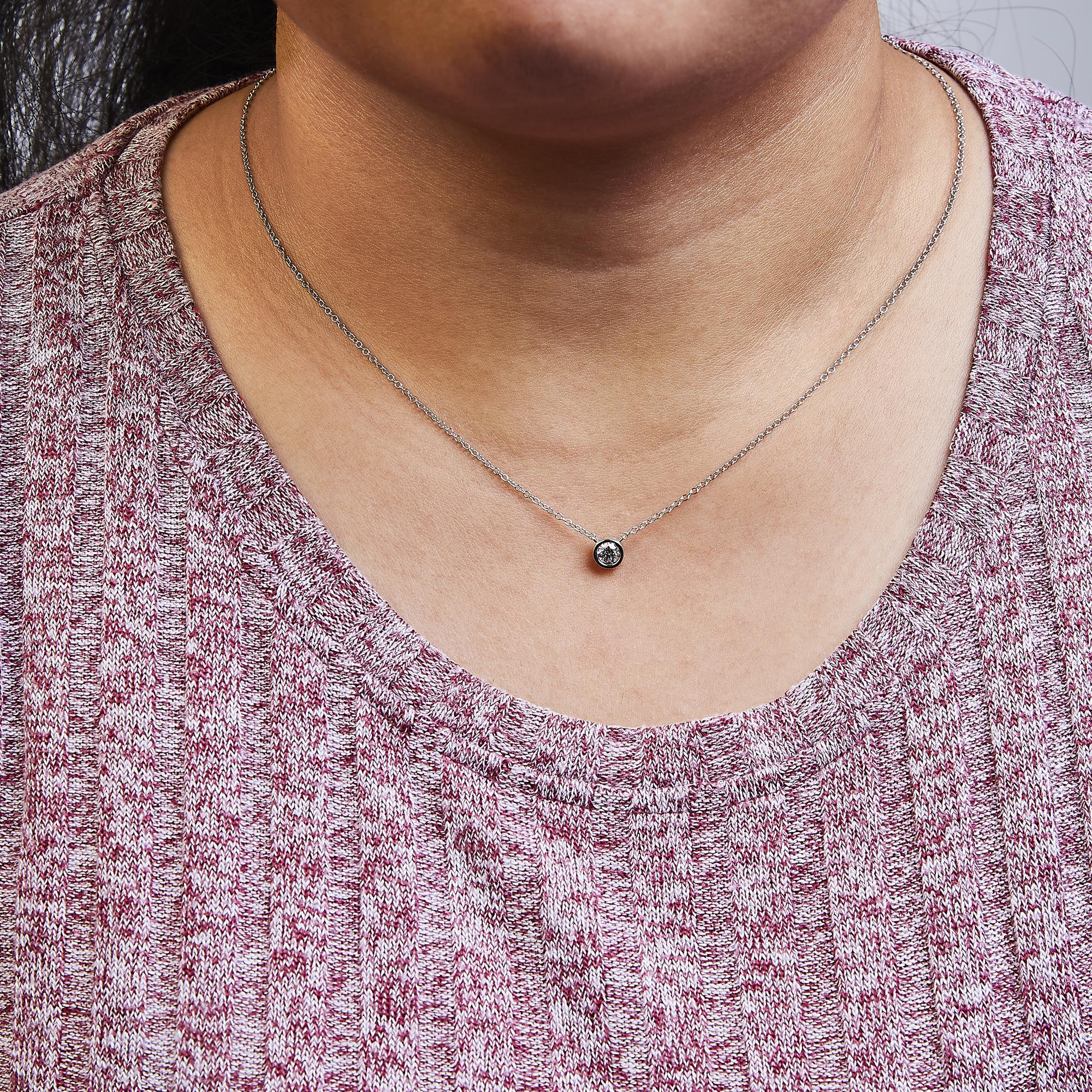 Collar con colgante solitario de oro de 10 quilates con diamante redondo de talla brillante engastado en bisel de 40,6 a 45,7 cm (color HI, claridad SI2-I1) - Friggin Jewelry