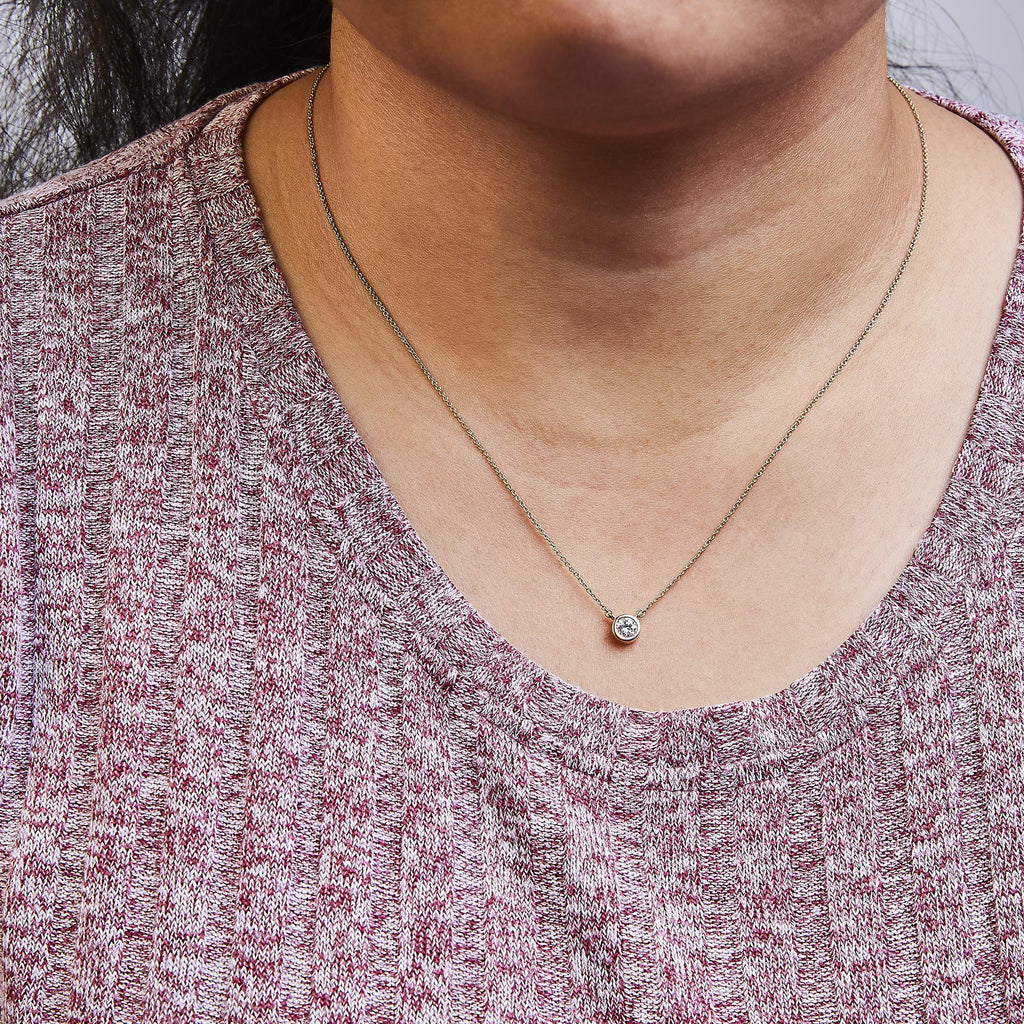 Collar con colgante solitario de oro de 10 quilates con diamante redondo de talla brillante engastado en bisel de 40,6 a 45,7 cm (color HI, claridad SI2-I1) - Friggin Jewelry