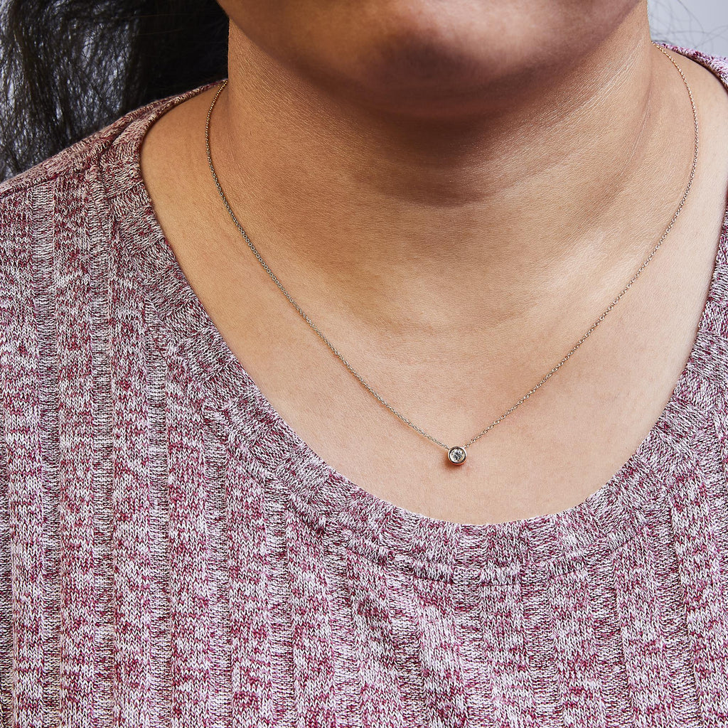 Collar con colgante solitario de oro de 10 quilates con diamante redondo de talla brillante engastado en bisel de 40,6 a 45,7 cm (color HI, claridad SI2-I1) - Friggin Jewelry