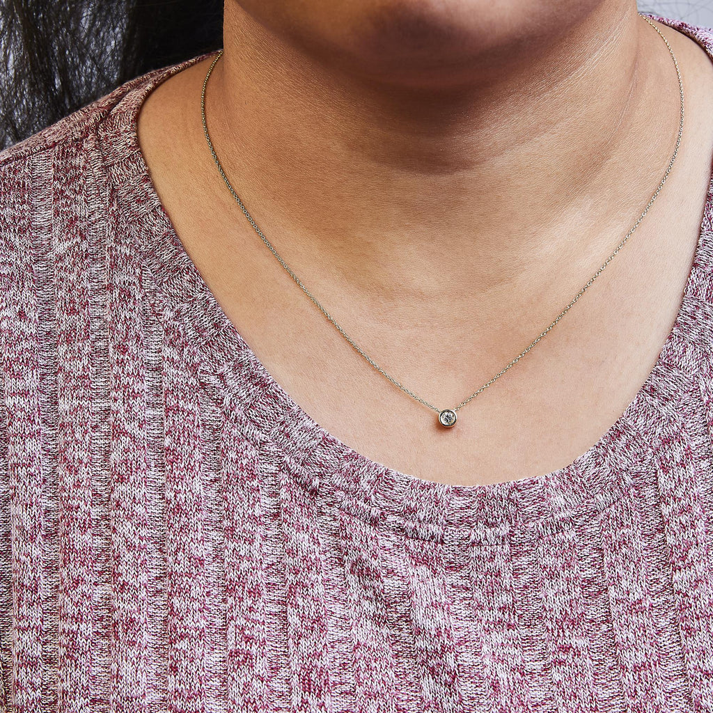 Collar con colgante solitario de oro de 10 quilates con diamante redondo de talla brillante engastado en bisel de 40,6 a 45,7 cm (color HI, claridad SI2-I1) - Friggin Jewelry