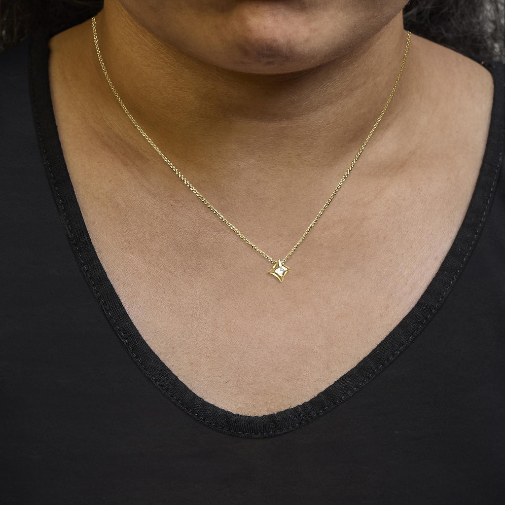 Collana con pendente solitario a forma di aquilone con diamanti da principessa incastonati a castone da 1/5 carati in oro 10 carati - Friggin Jewelry