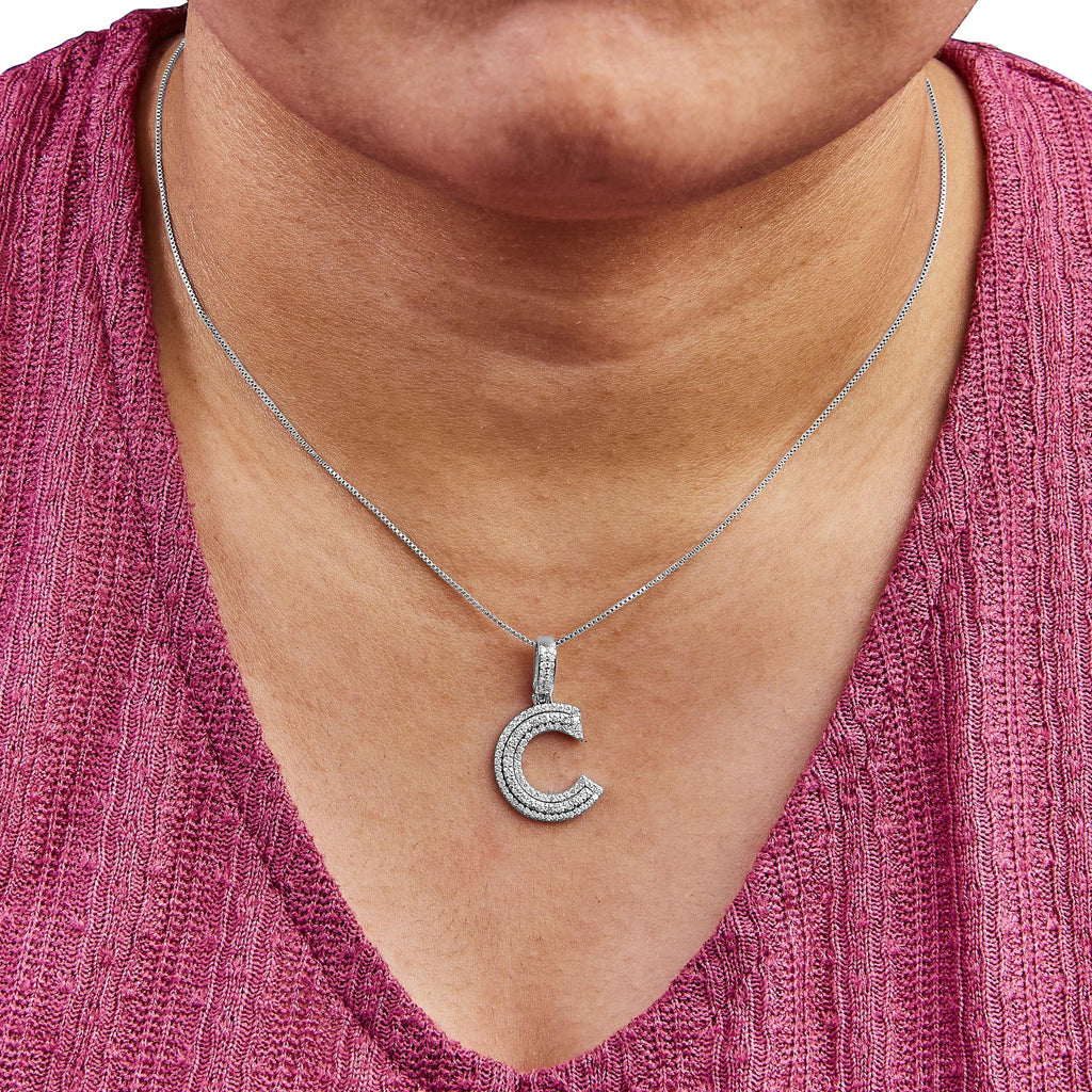 Collana con ciondolo a forma di "C" in argento sterling 925 da 4/5 ct con diamante rotondo creato in laboratorio - 18" (colore FG, purezza VS2-SI1) - Friggin Jewelry