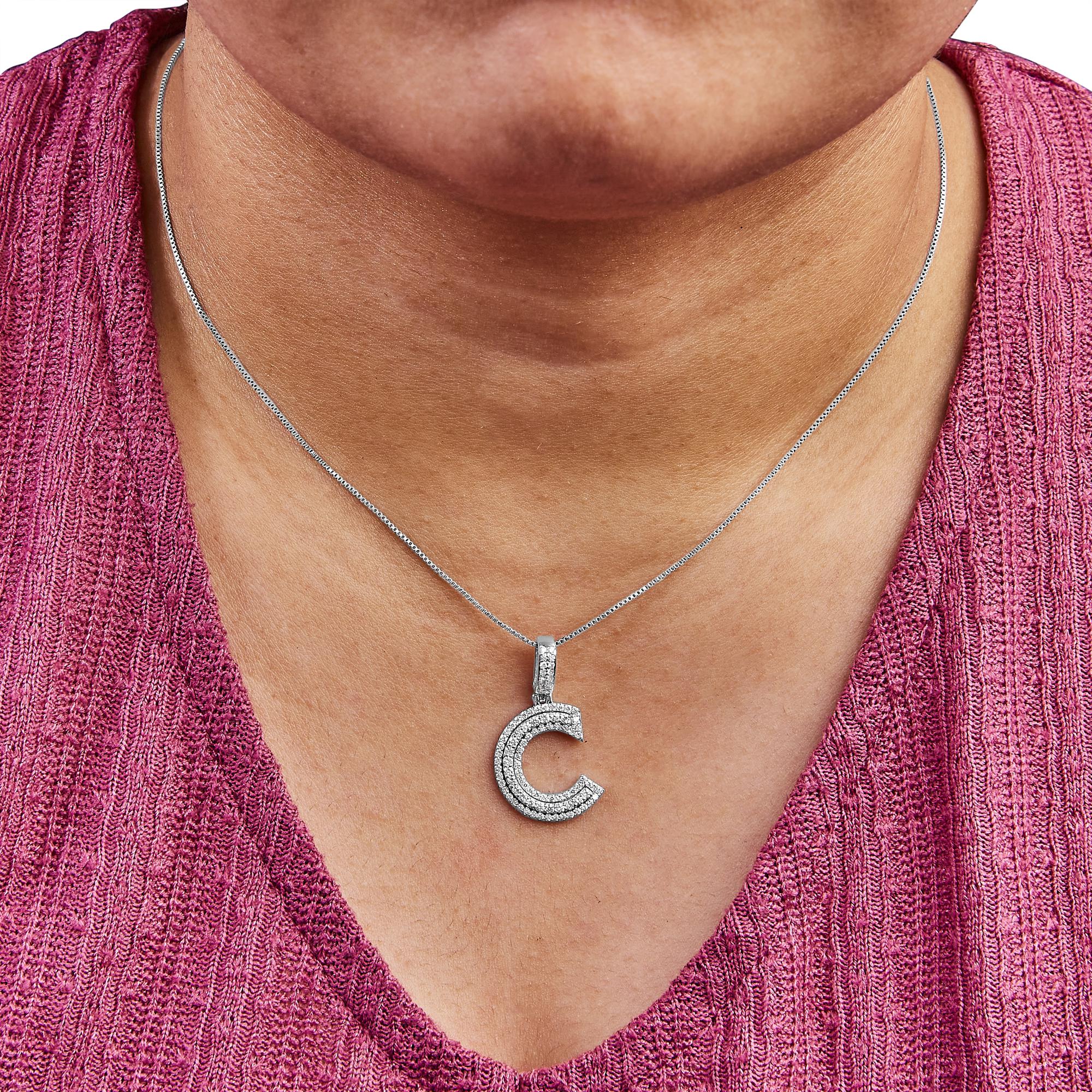 Collana con ciondolo a forma di "C" in argento sterling 925 da 4/5 ct con diamante rotondo creato in laboratorio - 18" (colore FG, purezza VS2-SI1) - Friggin Jewelry