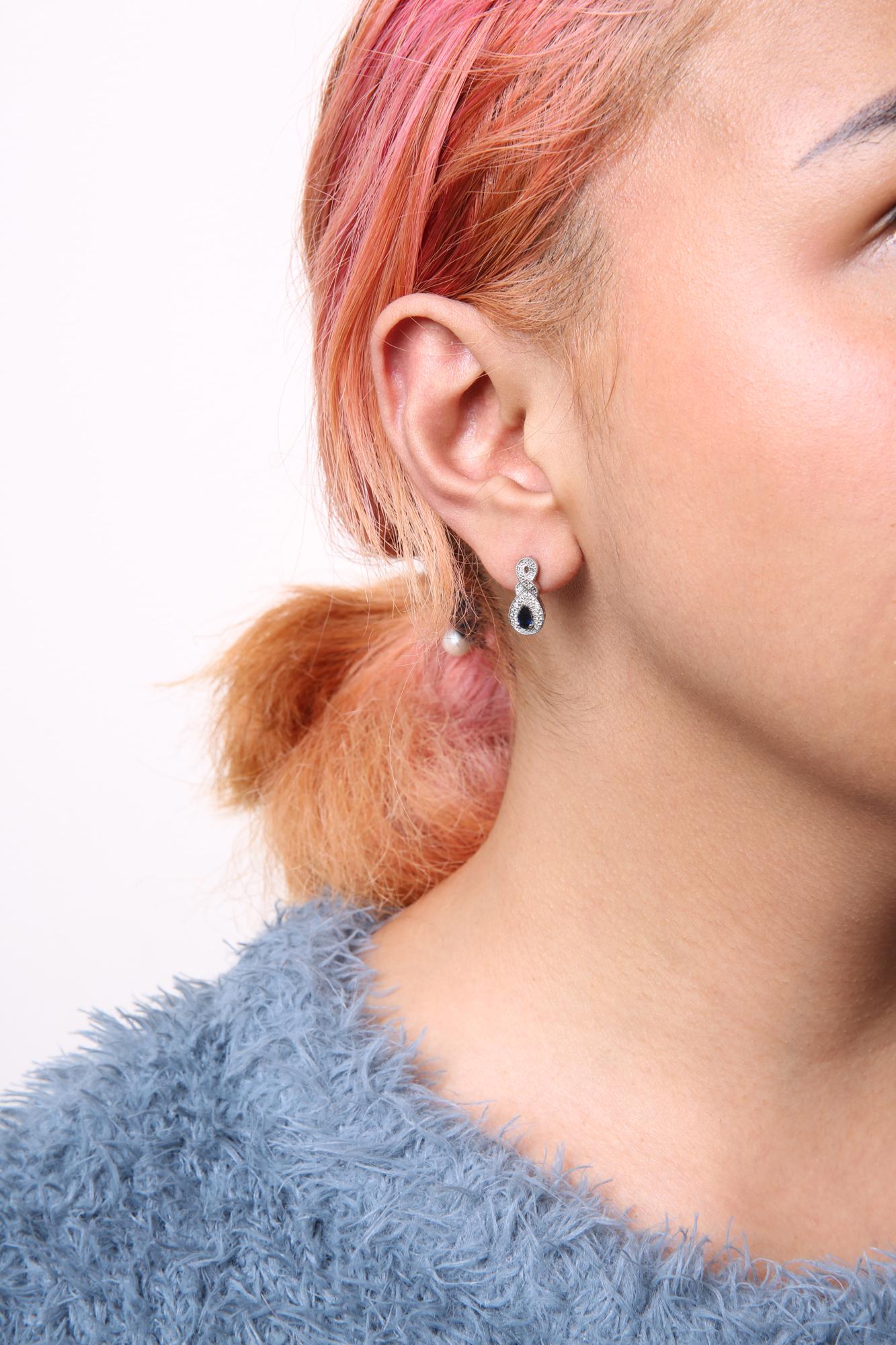 Pendientes de botón con forma de infinito en plata de ley 925 de 4,5 x 3 mm con zafiro en forma de pera y detalles de diamantes (color HI, claridad SI1-SI2) - Friggin Jewelry
