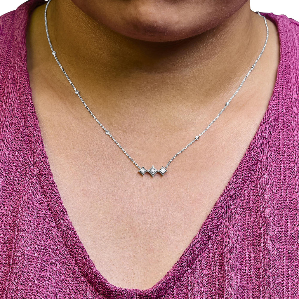 Collar de oro blanco de 10 quilates con diamantes princesa engastados en bisel, forma de cometa y estación (color HI, claridad SI2-I1) - 45,7 cm - Friggin Jewelry