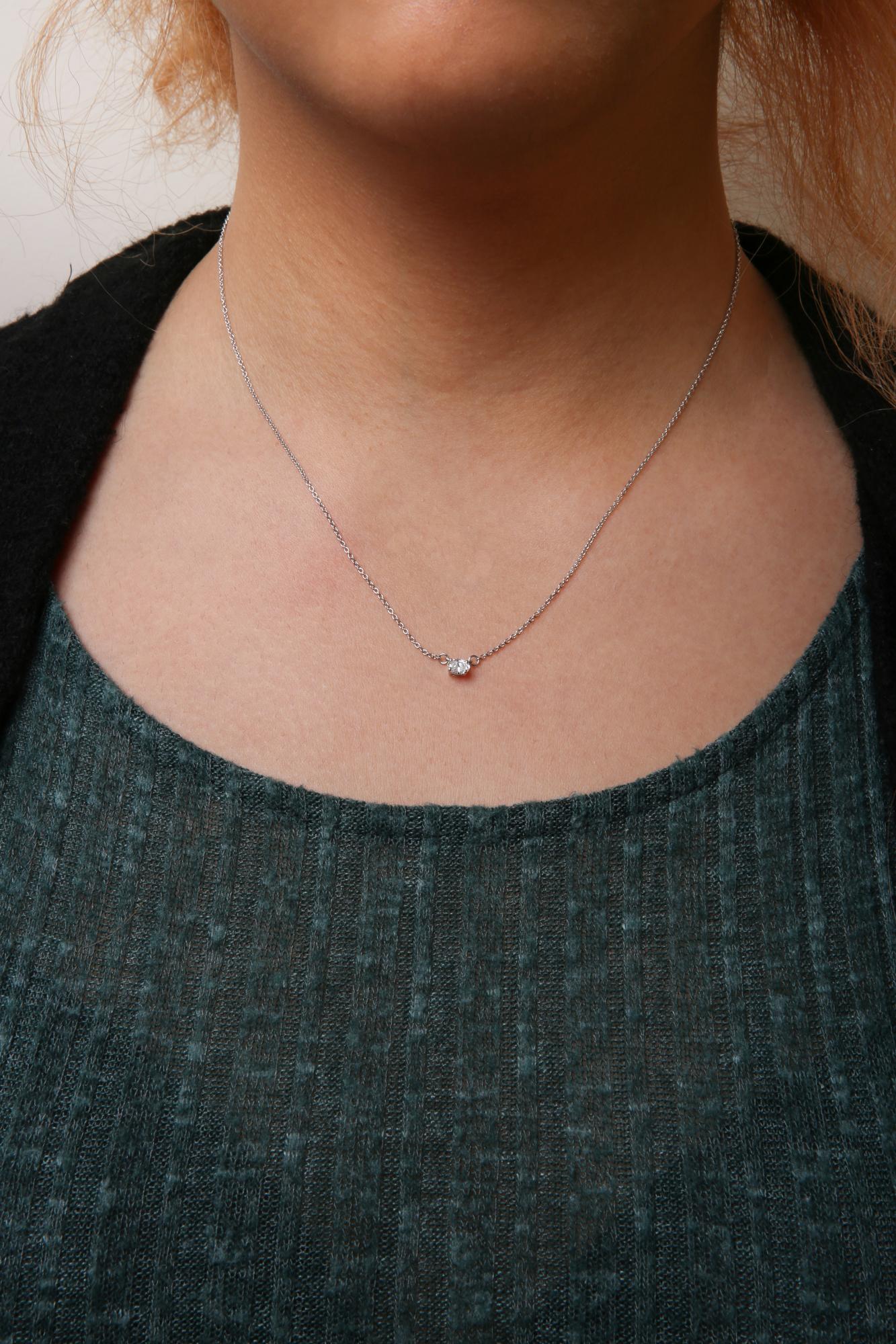 Collar con colgante de 45,7 cm (1/4 ct) de diamante solitario ovalado cultivado en laboratorio en oro blanco de 14 quilates (color GH, claridad VS2-SI1) - Friggin Jewelry