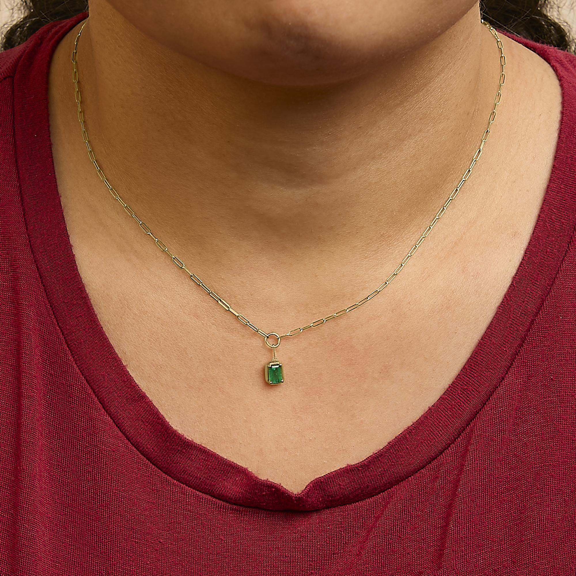 Collar con colgante solitario de esmeralda verde de 6 x 4 mm en oro amarillo de 10 quilates (45,7 cm) - Friggin Jewelry