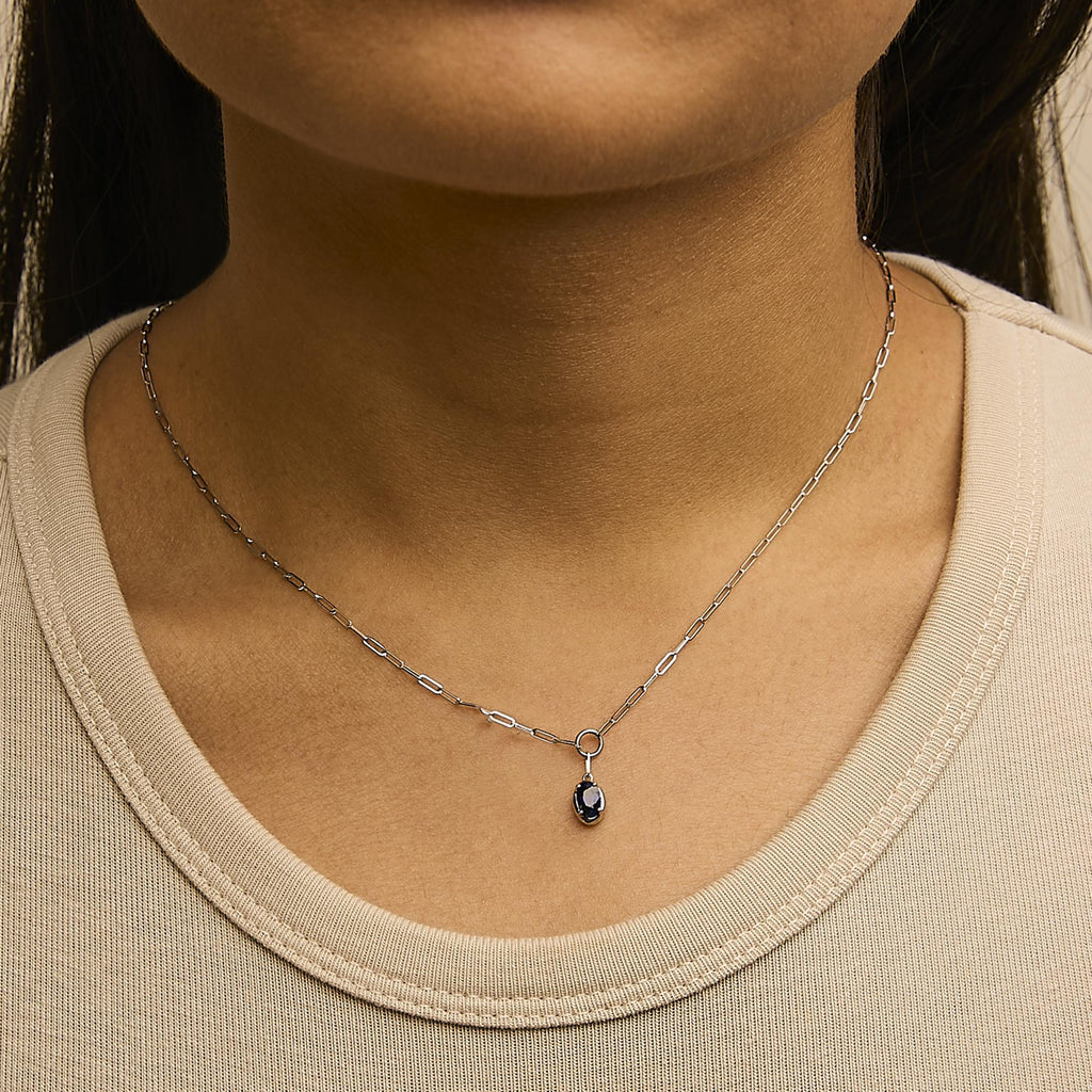Collar con colgante de clip solitario de zafiro azul ovalado de 6 x 4 mm en oro blanco de 10 quilates - 45,7 cm - Friggin Jewelry