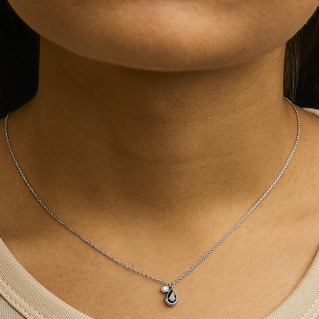 Collar con colgante de oro blanco de 14 quilates con zafiro azul pera de 6 x 4 mm y detalles de diamantes - 45,7 cm - Friggin Jewelry