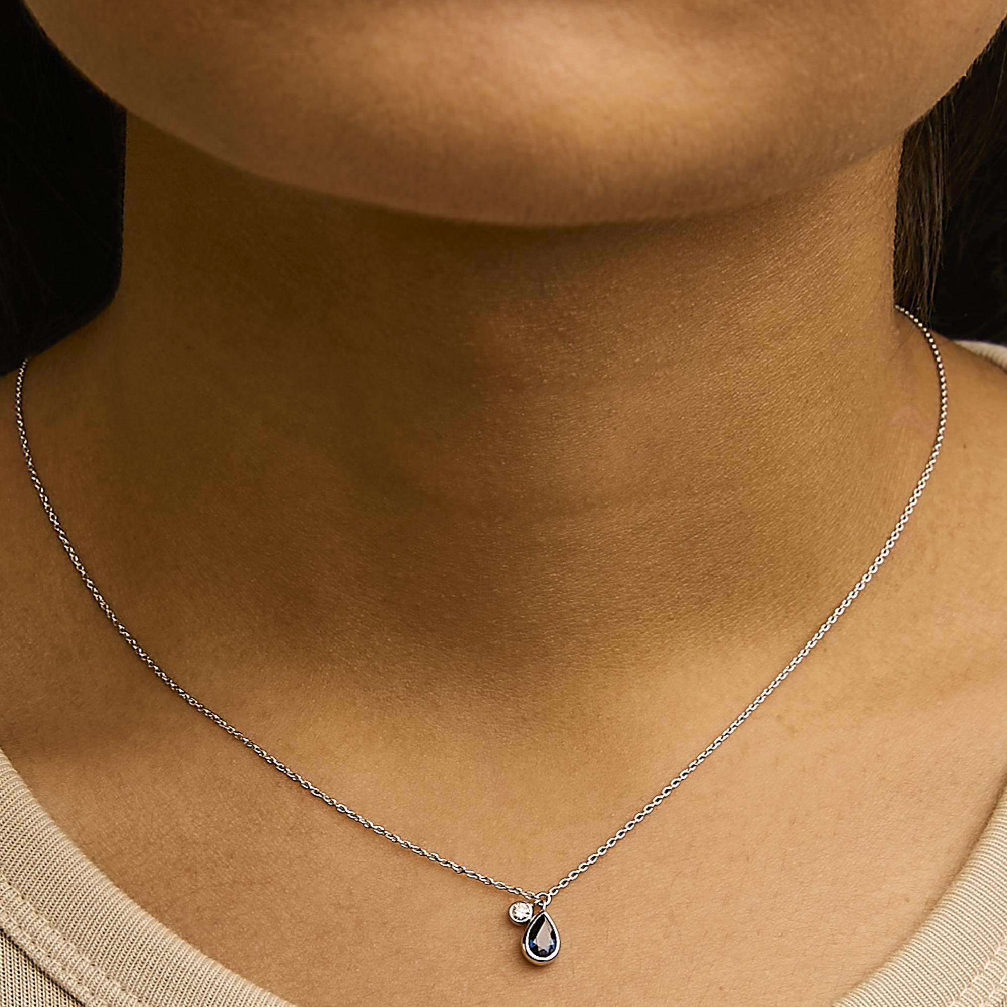 Collar con colgante de oro blanco de 14 quilates con zafiro azul pera de 6 x 4 mm y detalles de diamantes - 45,7 cm - Friggin Jewelry