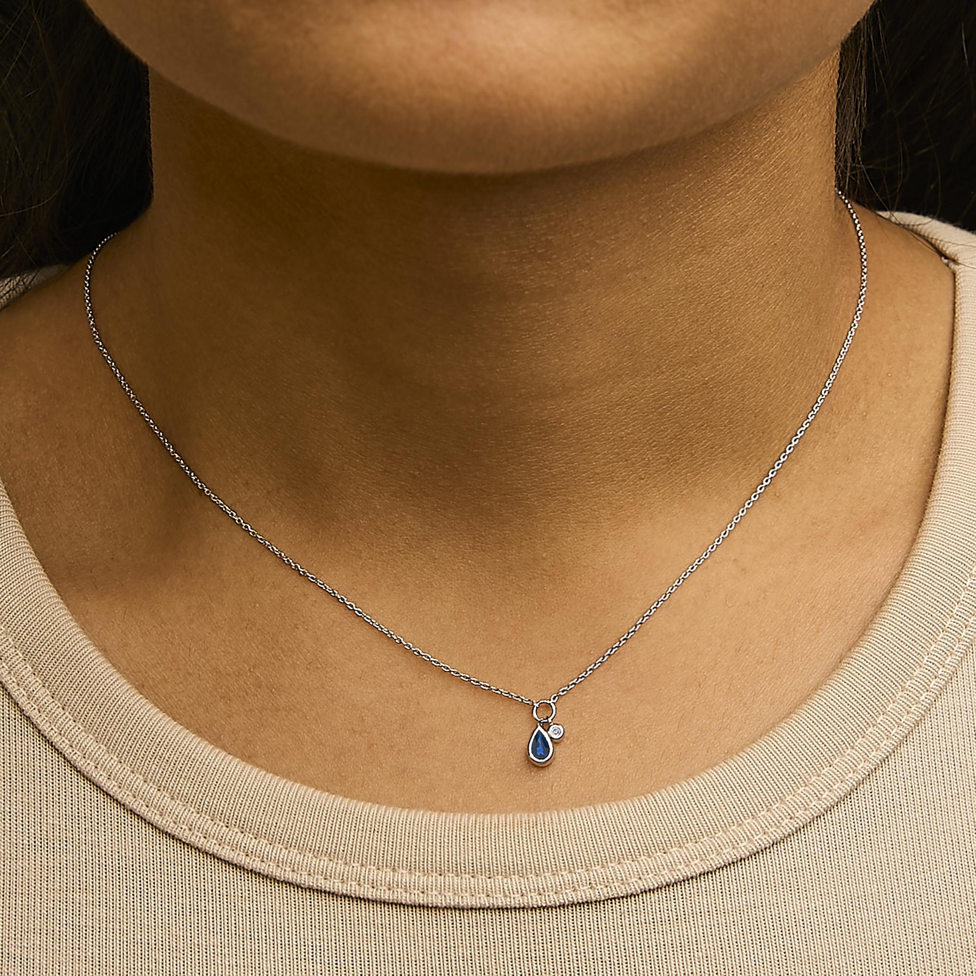 Collar con colgante de oro blanco de 10 quilates con zafiro azul pera de 6 x 4 mm y detalles de diamantes - 45,7 cm - Friggin Jewelry