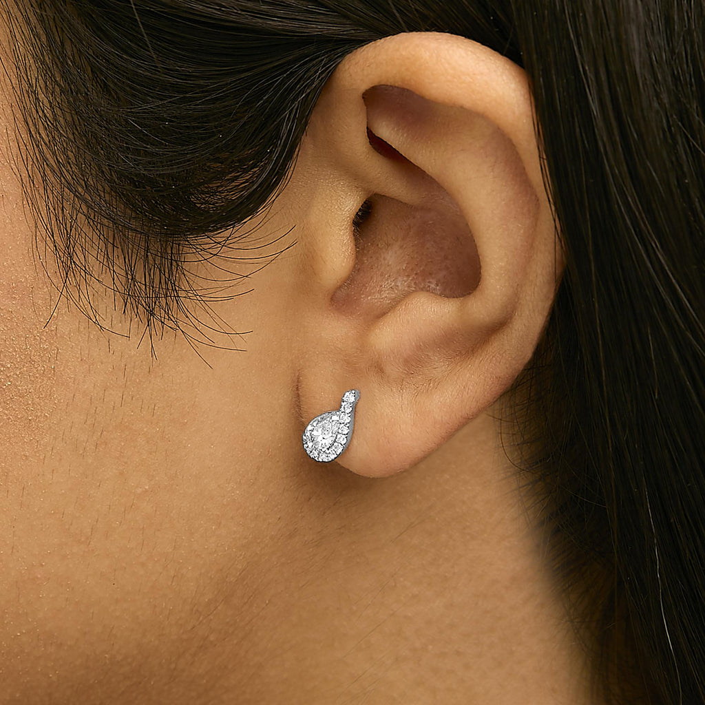 Aretes tipo lágrima con halo de diamantes cultivados en laboratorio de 5/8 quilates en oro blanco de 14 quilates - Friggin Jewelry