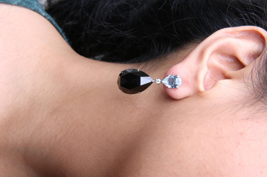 Orecchino pendente in oro bianco 18 carati con diamante da 1/5 ct, topazio azzurro cielo taglio a pera e onice nero taglio a pera (colore GH, purezza SI1-SI2) - Friggin Jewelry