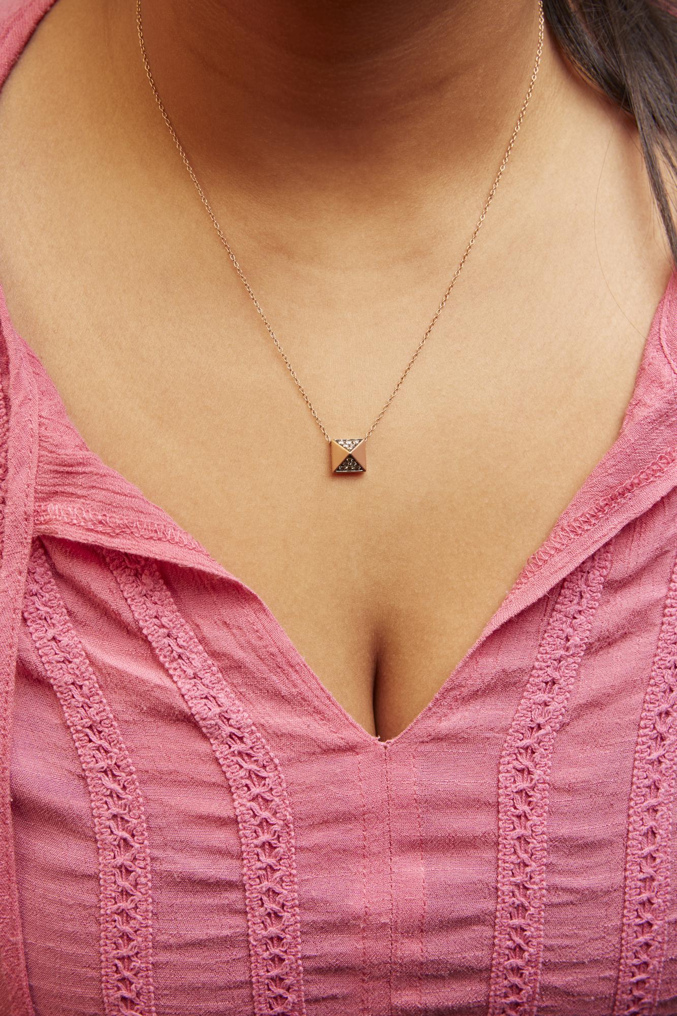 Collana con ciondolo a forma di piramide in oro rosa 14 carati con diamanti marroni da 1/4 carati, finitura opaca (colore marrone, purezza SI1-SI2) - 18 pollici - Friggin Jewelry