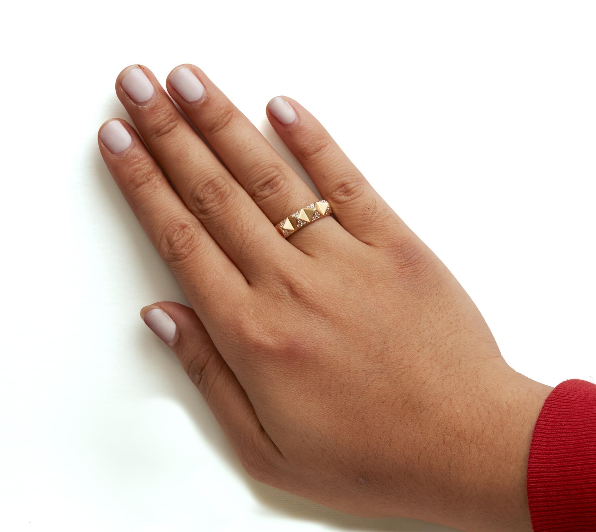 14K Yellow Gold 1/4 Cttw White Diamond Pyramid Band Ring (G-H Color, SI1-SI2 Clarity)- Size 7 - Friggin Jewelry