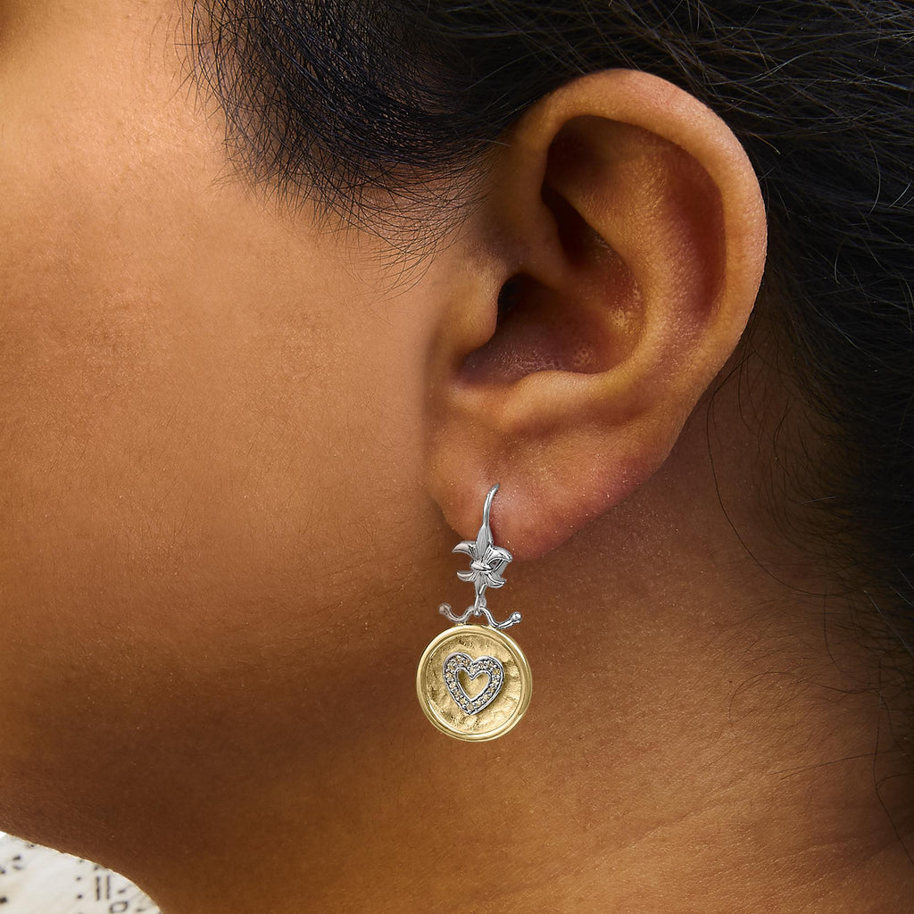 Pendientes colgantes con medallón de corazón y diamantes de 1/8 quilates, chapados en oro amarillo de 18 quilates y acabado martillado (color IJ, claridad SI1-SI2) - Friggin Jewelry
