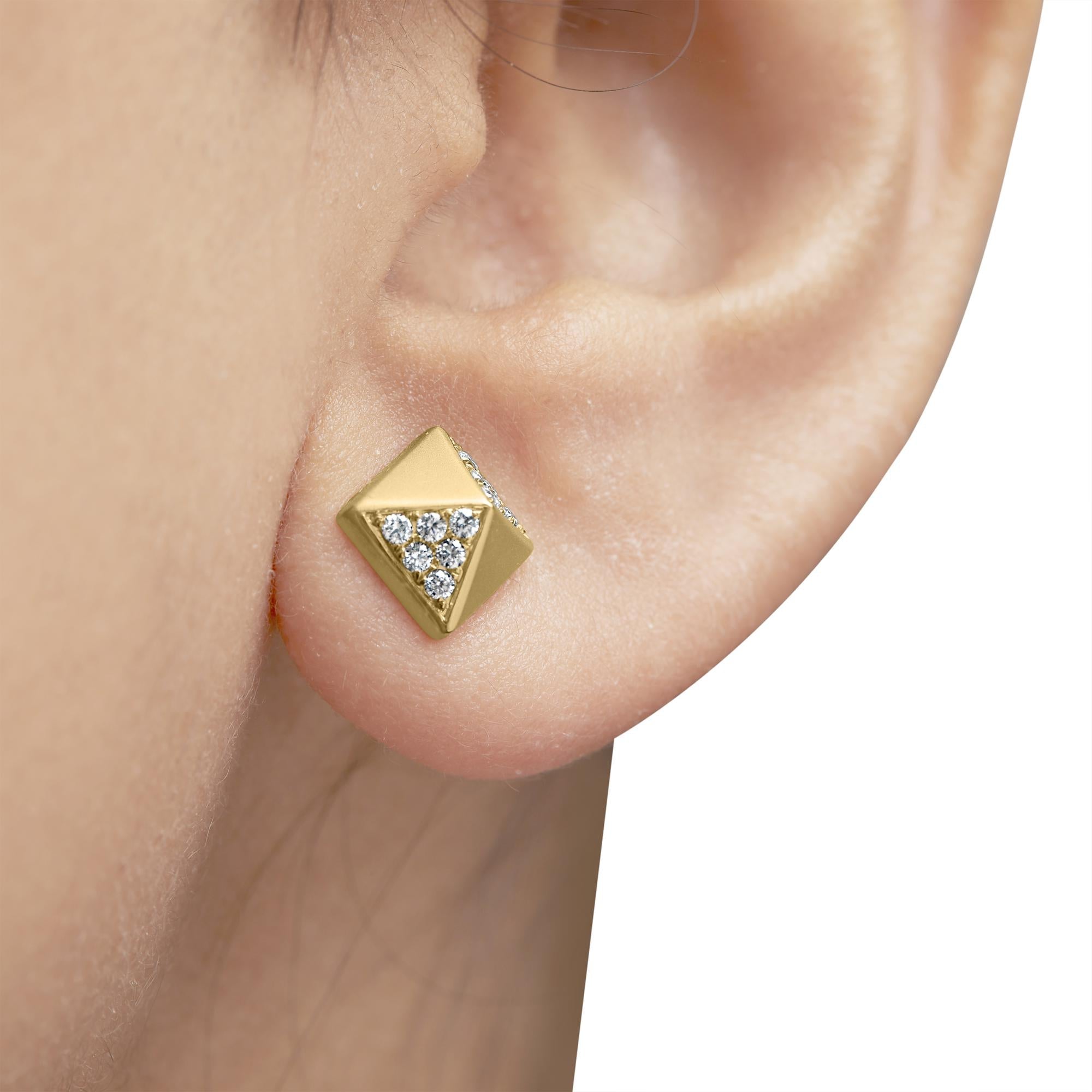 Pendiente de botón piramidal de diamantes de 1/4 ct en oro amarillo de 14 quilates (color GH, claridad SI1-SI2) - Friggin Jewelry