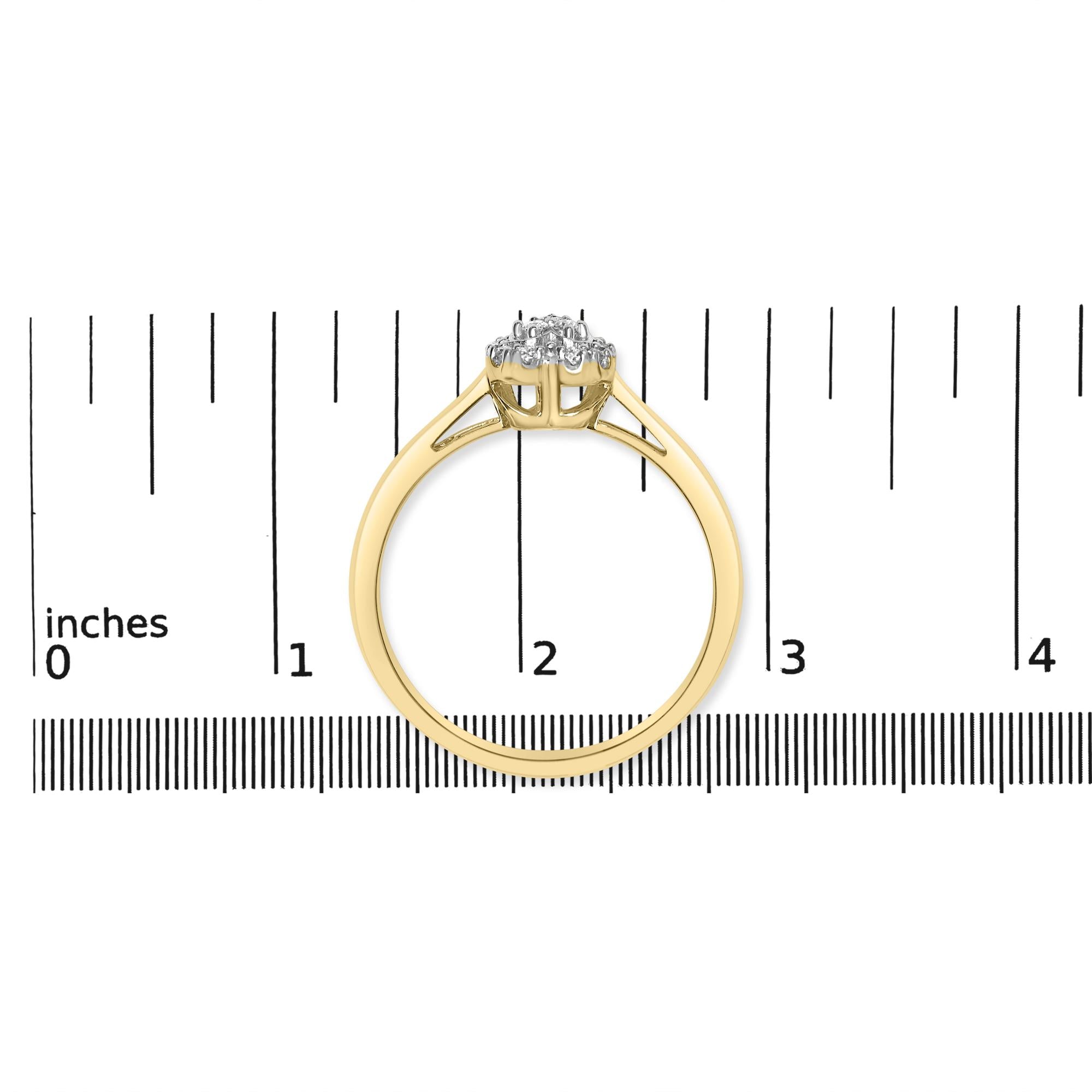 Anillo de compromiso con forma de corazón de diamantes de talla redonda de 1/10 quilates y baño de oro amarillo de 14 quilates en plata de ley 925 (color IJ, claridad I3) - Friggin Jewelry