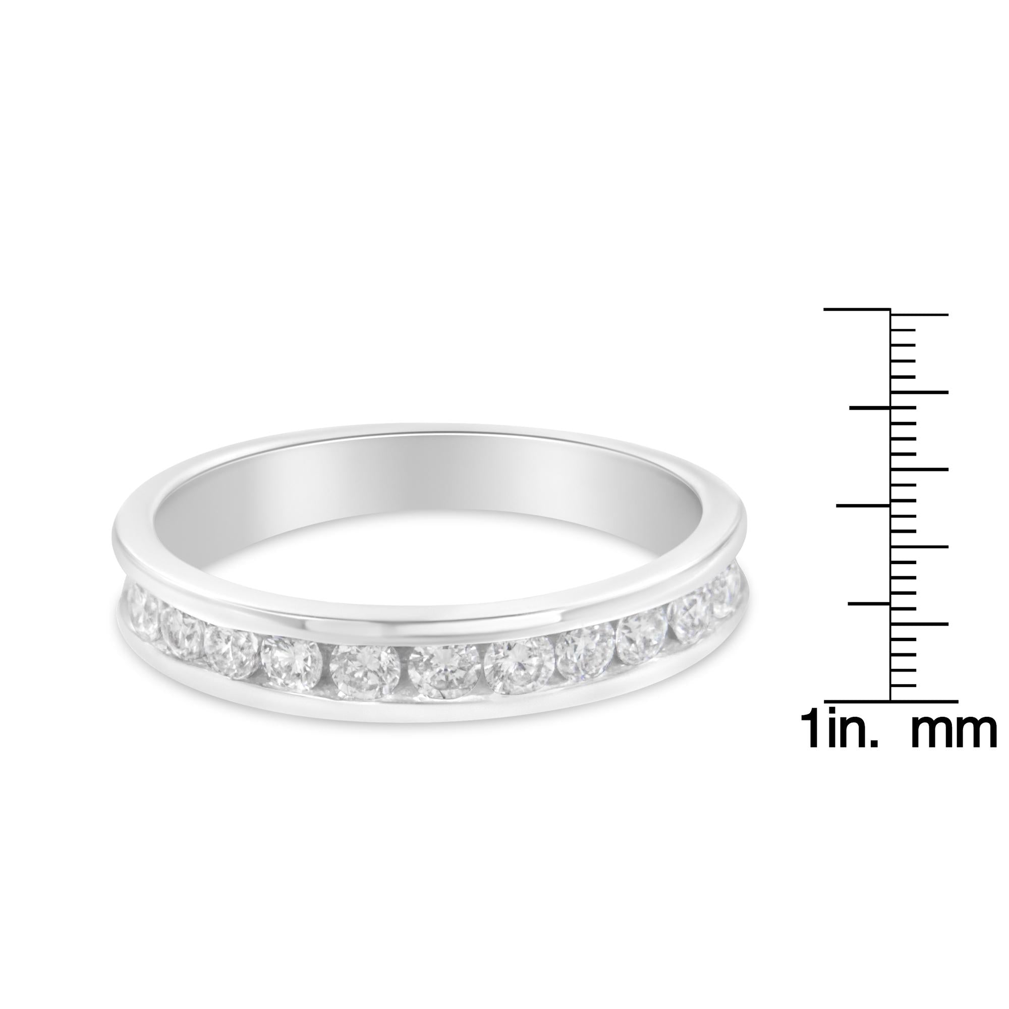 Anillo de bodas de oro blanco de 18 quilates con engaste de canal y diamantes redondos de talla brillante de 1/2 quilate, con certificación IGI (color HI, claridad I1-I2) - Friggin Jewelry