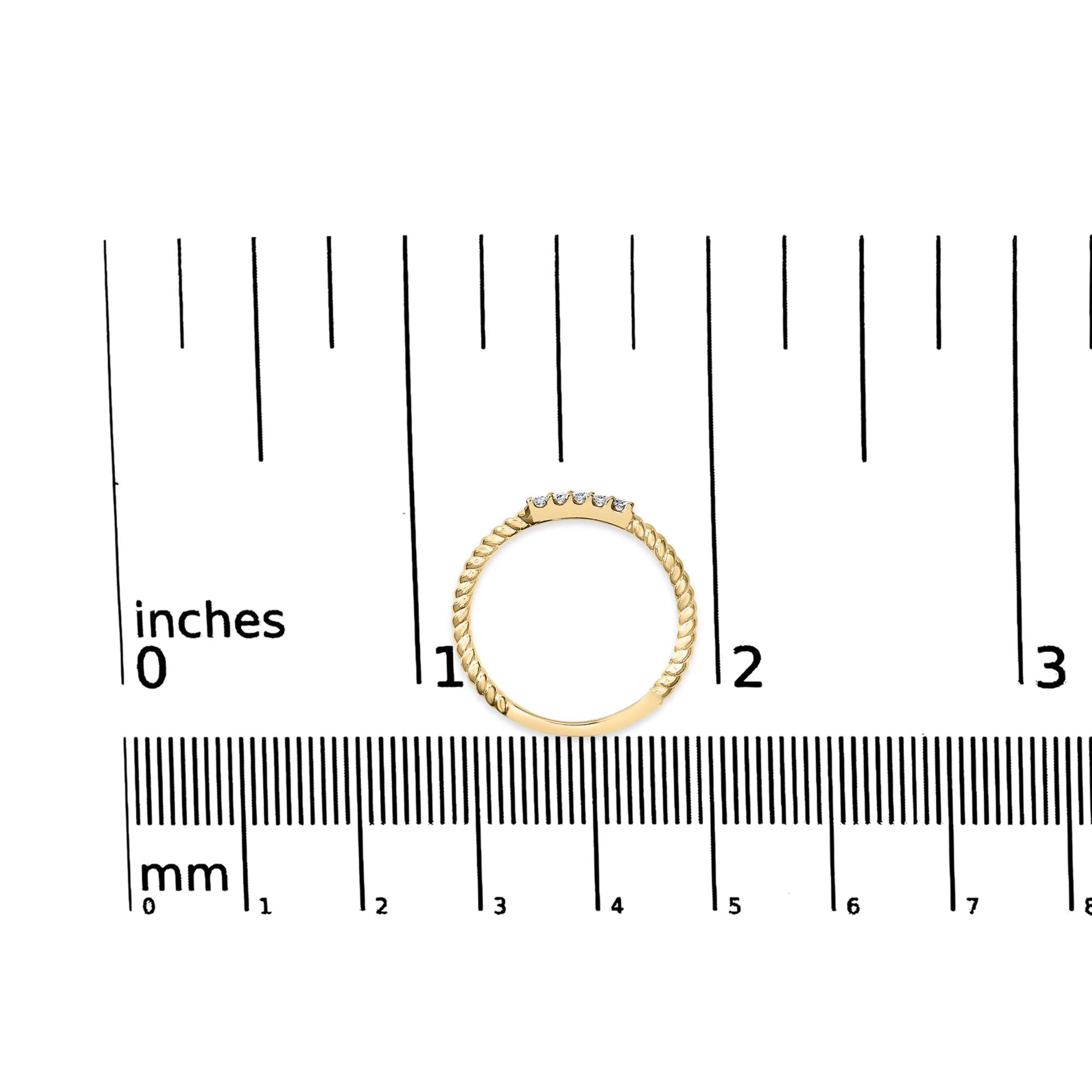 Anillo de oro amarillo de 10 quilates con 1/10 quilates de diamantes y 5 piedras con banda trenzada (color IJ, claridad I2-I3) - Friggin Jewelry
