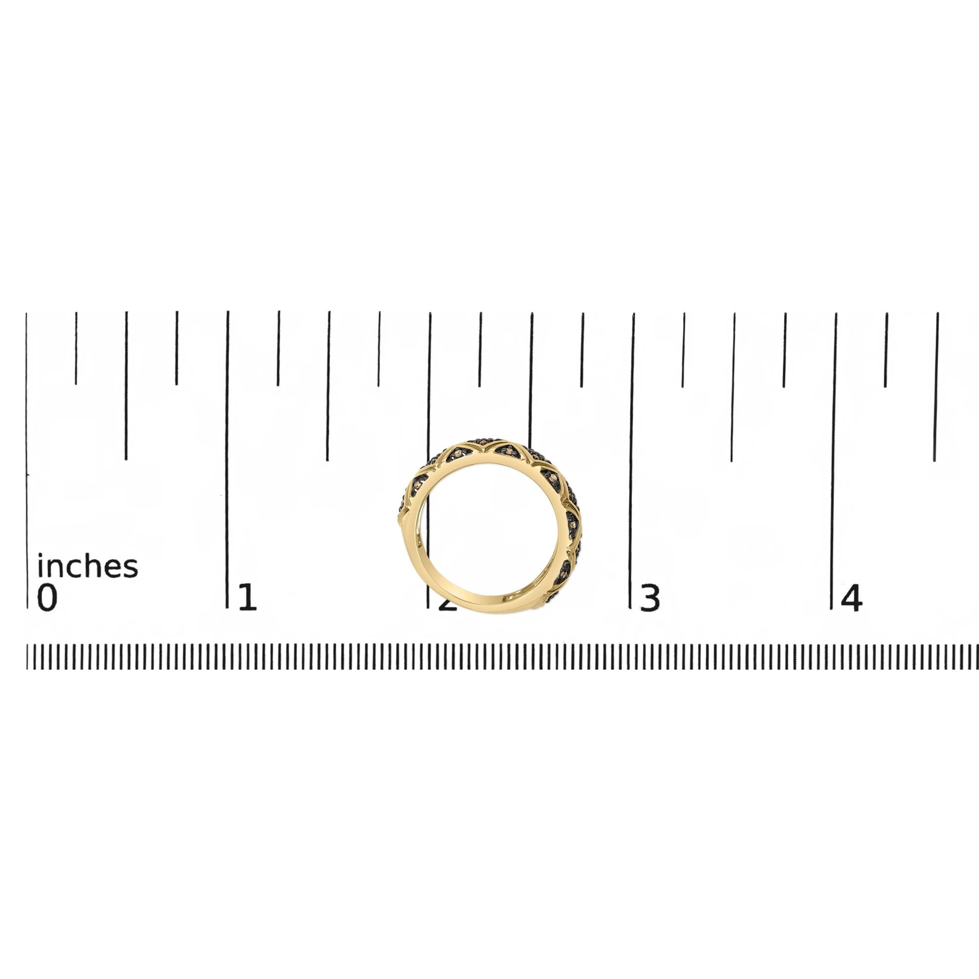 Anello a fascia in stile geometrico con diamanti champagne da 3/8 ct, placcato oro giallo 10K, in argento sterling 925 - Friggin Jewelry