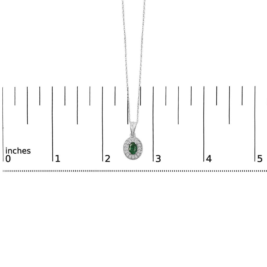 Collar con colgante ovalado de oro blanco de 14 quilates de 6 x 4 mm con halo de diamantes y esmeralda verde - 45,7 cm - Friggin Jewelry