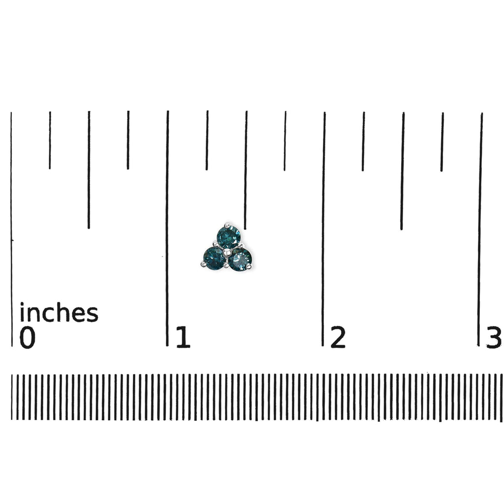 Aretes tipo botón con trío de diamantes azules tratados en oro blanco de 14 kt (1 1/3 ct, azules) - Friggin Jewelry