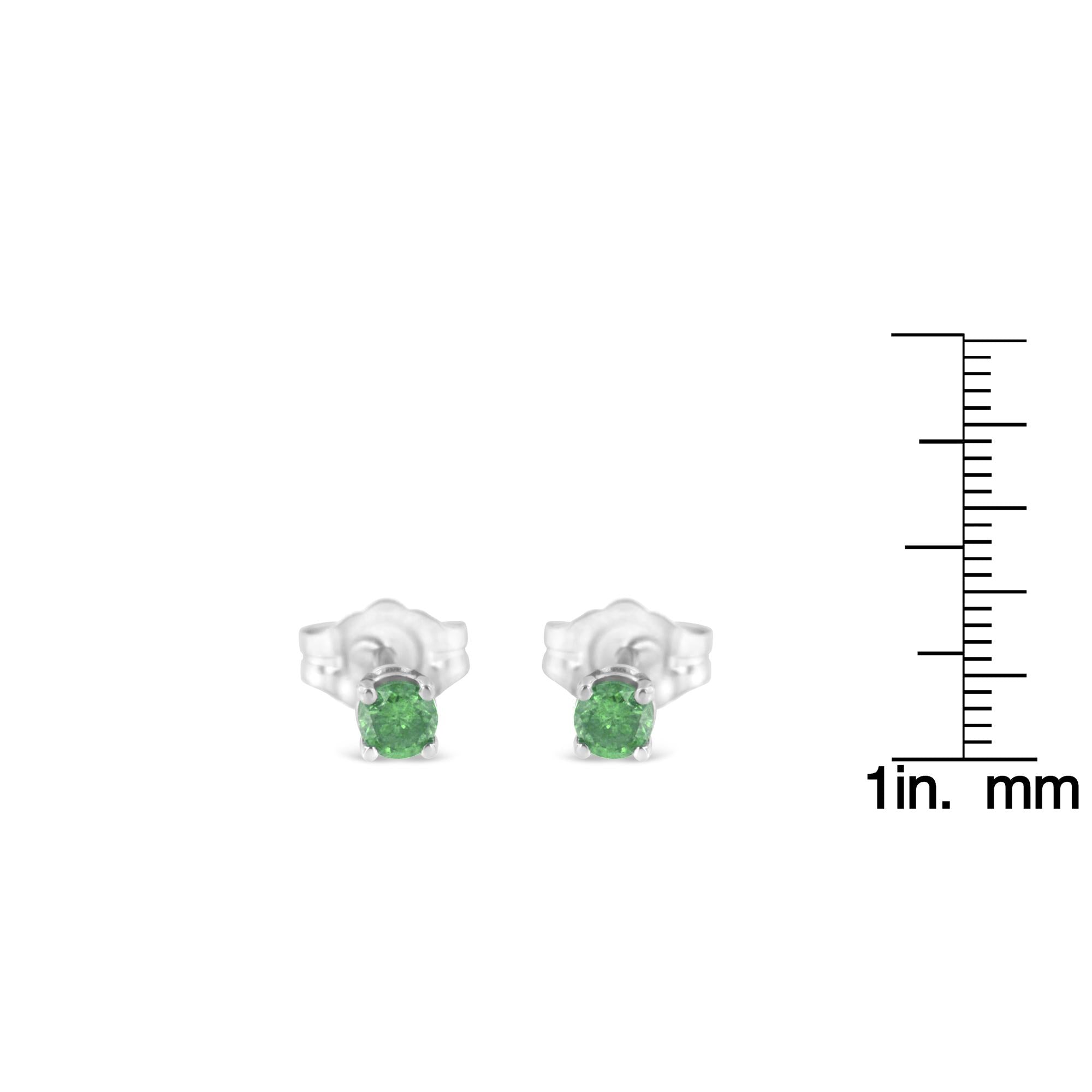 Pendientes clásicos de 4 puntas con diamantes verdes de talla brillante redonda de 1/4 ct en plata de ley 925 (color elegante, claridad I2-I3) - Friggin Jewelry