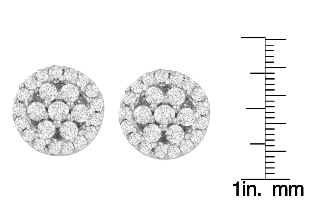 Aretes tipo botón redondos con halo de diamantes de talla brillante de 1/2 ct en oro blanco de 14 quilates (color HI, claridad I1-I2) - Friggin Jewelry