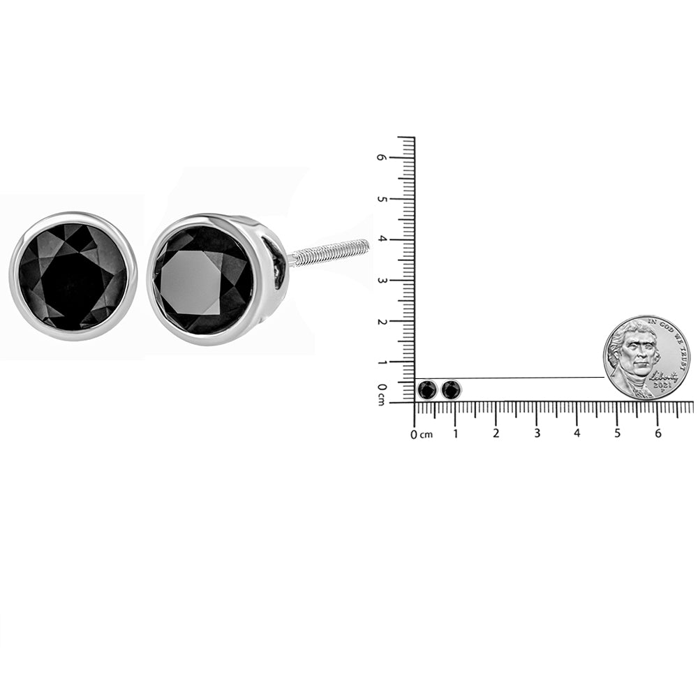 Aretes de oro blanco de 14 quilates con diamantes negros redondos de talla brillante engastados en bisel y cierre de rosca (color fantasía realzado, claridad I2-I3) - Friggin Jewelry