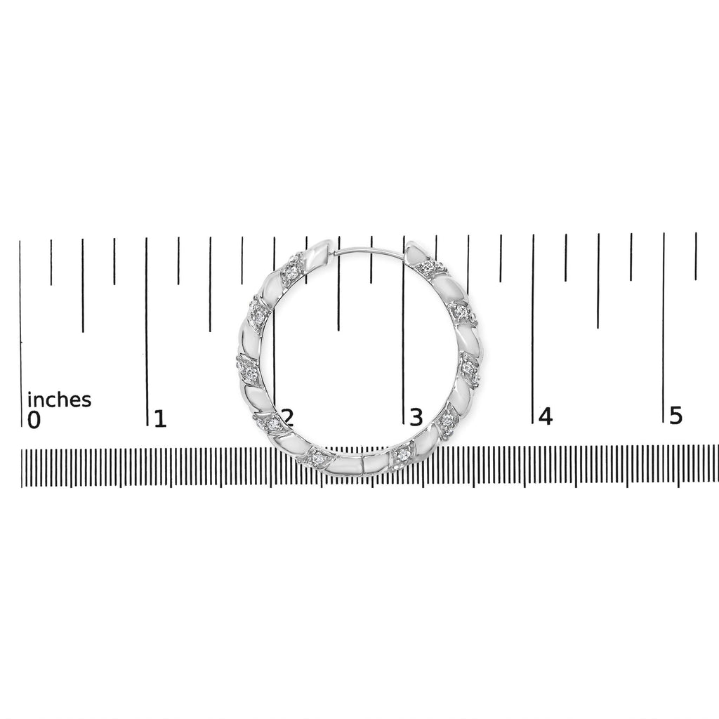 Orecchini a cerchio da 1 pollice con design a spirale in oro bianco 14 carati da 1 1/5 carati con diamanti coltivati ​​in laboratorio (colore FG, purezza VS1-VS2) - Friggin Jewelry
