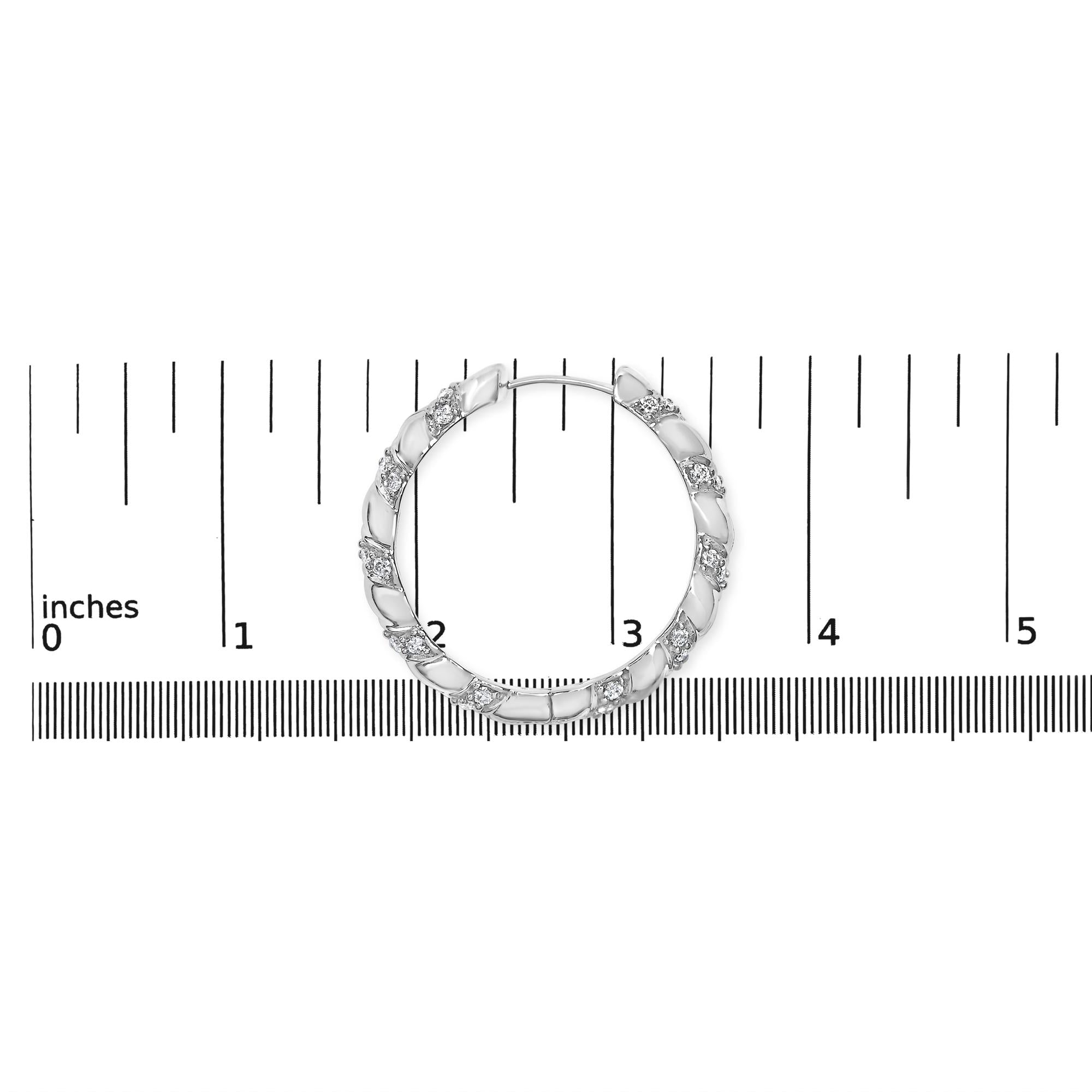 Orecchini a cerchio da 1 pollice con design a spirale in oro bianco 14 carati da 1 1/5 carati con diamanti coltivati ​​in laboratorio (colore FG, purezza VS1-VS2) - Friggin Jewelry