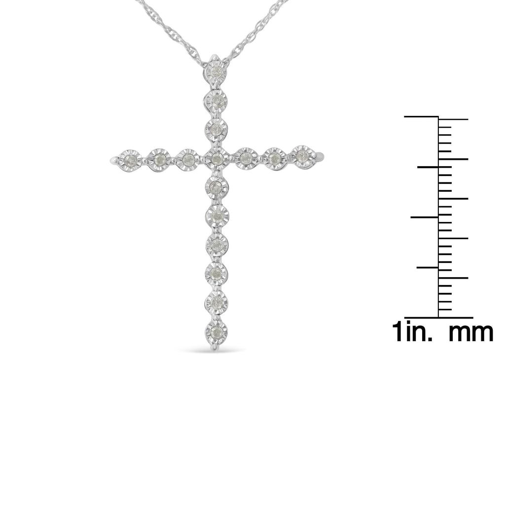 Collar con colgante de cruz de 45 cm en plata de ley 925 con diamantes de talla brillante de 1/6 ct y engaste milagroso (color IJ, claridad I2-I3) - Friggin Jewelry